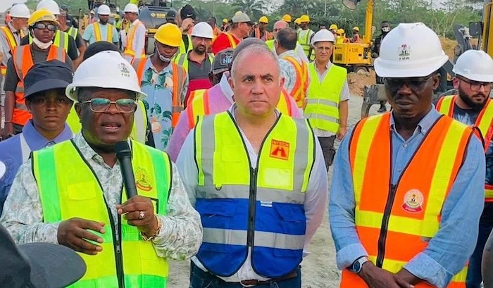 Umahi Inspects Sections 3A And 3B Of Lagos-Calabar Highway, Praises Quality, Approves Relief Stations, Solar Lighting